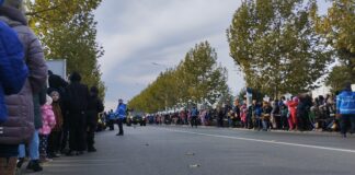 (UPDATE/Galerie FOTO) AZI. Defilare pe Calea Eroilor. Spectacol și fasole, în Crâng. La mulți ani, România!