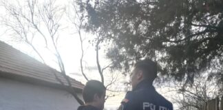(FOTO) Impresionați de povestea lui Andrei, polițiștii au venit cu o surpriză pentru familia lui din Lopătari