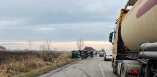 (FOTO) Cinci tineri buzoieni, răniți după ce s-au răsturnat cu mașina pe DN1 B