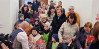 (VIDEO/FOTO) Piesa ,,Capra cu trei iezi” și dulciuri, cadou pentru sute de copii, de Moș Nicolae. Consiliul Județean a organizat evenimentul