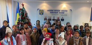 (FOTO) Polițiștii buzoieni s-au bucurat de primii colindători