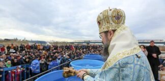 (FOTO) Sute de buzoieni, la procesiunea de Bobotează