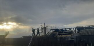 (FOTO) Incendiu la Poșta Câlnău. Locuință și anexe, mistuite