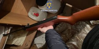 (FOTO) Ce au găsit polițiștii în urma unor percheziții la un bărbat din Pănătău
