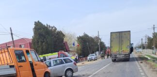 (UPDATE/FOTO) Trafic blocat pe DN2 B, la C.A. Rosetti. O persoană, rămasă încarcerată în urma unui accident