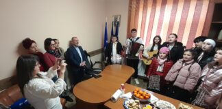 (FOTO) BALTA ALBĂ. Primăria, colindată de grupul folcloric „Bujorelul”. Copiii au mers și prin sat
