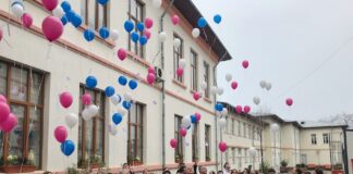 (Galerie FOTO) Festivitate. 96 de baloane, lansate în curtea Colegiului Economic ,,Regele Mihai I” Buzău. Principele Radu, oaspete de seamă