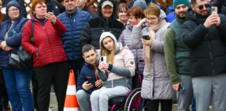 (FOTO) IMPRESIONANT! Valentina, în scaun cu rotile: ,,Am venit de la Buzău să-mi văd frățiorul”