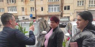 (FOTO) NEHOIU. Primarul a împărțit flori femeilor din comunitate