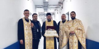 (FOTO) Racla cu moaștele Sfântului Pentelimon, adusă în biserica și în saloanele Spitalului Județean