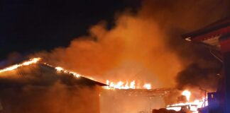 (FOTO) Incendiu puternic la un magazin din Sălcioara. Flăcările s-au extins la o casă