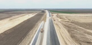(VIDEO) Asfaltările continuă pe șantierul autostrăzii. Imagini noi de pe tronsonul Vadu Pașii – Râmnicu Sărat