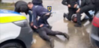 (VIDEO) Urmărire ca-n filme. Hoți blocați în trafic, după o spargere. Vezi momentul prinderii