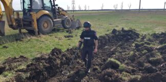 (FOTO) Zeci de proiectile neexplodate, găsite pe un câmp din Maxenu. Cine le-a descoperit
