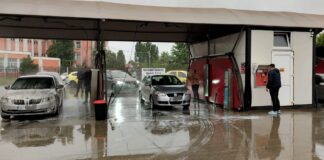 (FOTO) Cozi interminabile la spălătorii, după ploaia sahariană de peste noapte