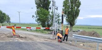 (FOTO) S-a deblocat DN 2B, la Bâlhacu. Cum arată acum trecerea la nivel de cale ferată
