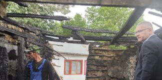(FOTO) Trei familii, rămase fără acoperiș deasupra capului. Prefectul Țiclea: ,,Nu vor fi lăsați fără ajutor!”