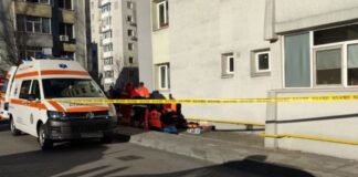 (UPDATE) Groaznic! Mămica unui bebeluș, căzută de la etajul unui bloc turn din Buzău