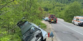 (FOTO/UPDATE) Accident pe DN 10, în zona Siriu. Copil rănit, după ce o mașină s-a izbit de un podeț