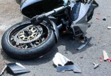 Mărăcineni. Tânăr motociclist rănit în accident. Incendiu după impact