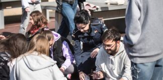 (FOTO) Prevenție prin artă. Activitate inedită a polițiștilor buzoieni și a elevilor de la Liceul de Arte