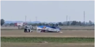 Avion răsturnat la aterizare, pe un câmp din Buzău