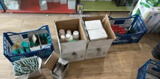 (FOTO) Seringi cu substanțe suspecte, insecticid și alte produse, găsite și confiscate de la o firmă din Rm. Sărat