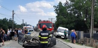 (UPDATE/FOTO) Grav accident la Mătești. Mașină răsturnată, trafic blocat