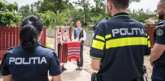 Tânăr păstrător de tradiții, vizitat de polițiști îmbrăcați în ie