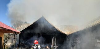 (VIDEO) Magazin și o casă în flăcări, la Rușețu