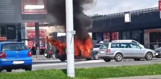 (FOTO) Mașină în flăcări, în parcarea unui supermarket din Buzău