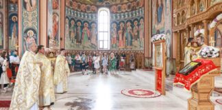 (FOTO) Slujbă aparte la Catedrala din Nehoiu. Cine a oficiat