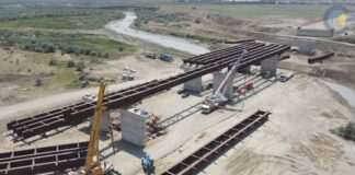 (VIDEO) Cât s-a construit din noul pod peste râul Buzău. Imagini de pe șantierul autostrăzii