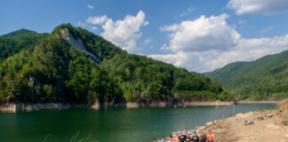 (VIDEO/FOTO) Peste o tonă și jumătate de deșeuri adunate de pe Lacul Siriu! Cine a organizat acțiunea și cine a venit în sprijin