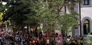 (FOTO) Sute de râmniceni, la Procesiunea cu Epitaful Maicii Domnului