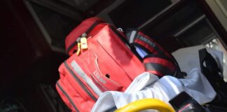 (UPDATE) ,,Fără semne vitale…” Grav accident în incinta unei balastiere. Manevre pentru resuscitarea unui bărbat scos de sub un camion