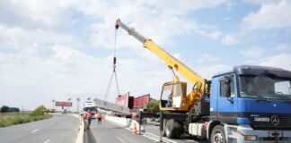 (FOTO) A început montarea separatoarelor între Pasarela Nehoiu și Hanul lui Țintă