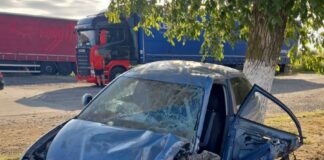(UPDATE/FOTO) Accident în Merei. Mașină izbită de un copac