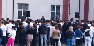 PĂTÂRLAGELE. Traficul de persoane, subiect de discuție între elevi și polițiști