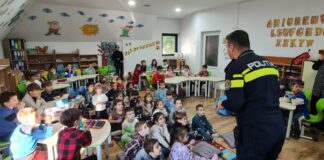 (FOTO) Copiii de la Grădinița ,,Căsuța Piticilor”, vizitați (și) de viitorii polițiști