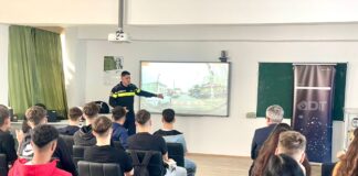(FOTO) De vorbă cu polițiștii de la Rutier. Acțiuni preventive la Liceul ,,Al. I. Cuza” și Școala nr. 7