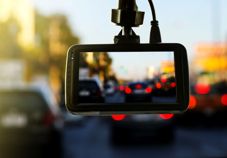 camera-de-supraveghere-video-bord-masina-amenda-politisti-750x521