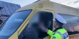 Șofer de microbuz școlar, prins băut la volan