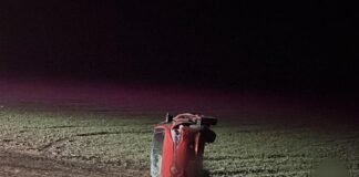 S-au răsturnat cu mașina. Doi tineri, răniți