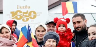 (UPDATE/VIDEO) Mii de buzoieni, pe Calea Eroilor. Premierul Marcel Ciolacu, prezent la ceremonia de Ziua Națională