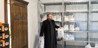 (FOTO) Sute de pachete pentru colindători și persoane nevoiașe, oferite de Arhiepiscopia Buzăului și Vrancei