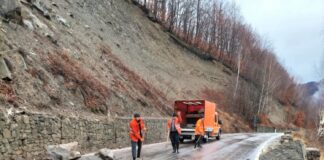 (FOTO) Atenție, șoferi! Căderi de bolovani, în zona Siriu
