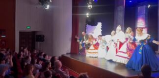 (VIDEO) Minute de aplauze la ,,Cenușăreasa”. ,,Vă mulțumim că ne-ați ales pe noi!”