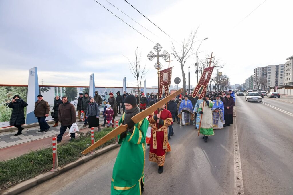 (Galerie FOTO) Sute de participanți la procesiune. Cine a recuperat crucea aruncată în râul Buzău 3 procesiune Bobotează Buzău 2025