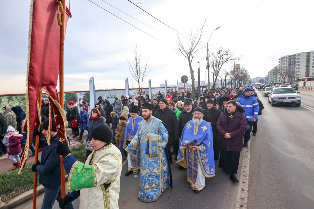 (Galerie FOTO) Sute de participanți la procesiune. Cine a recuperat crucea aruncată în râul Buzău 2 procesiune Bobotează Buzău 2025